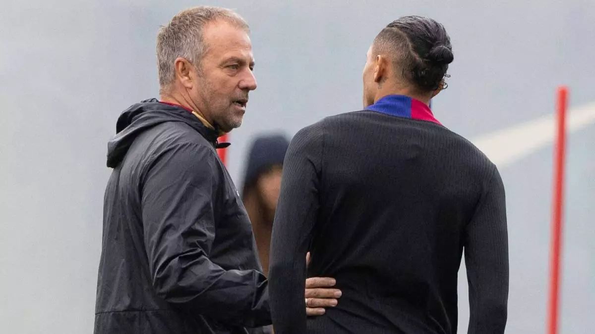 Raphinha departe con Flick en el entrenamiento previa a jugar en Mallorca