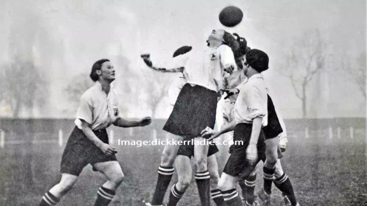 Lily Parr, rematando un balón de cabeza