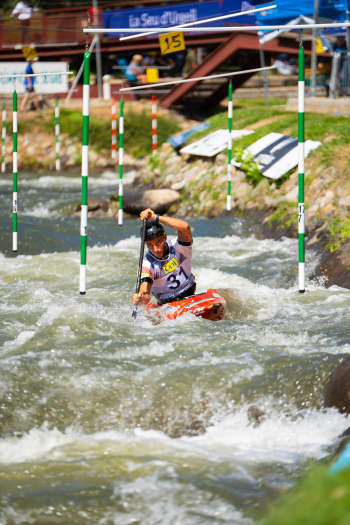El palista Daniel Pérez competint al Parc del Segre. FOTO Marc Etxaniz