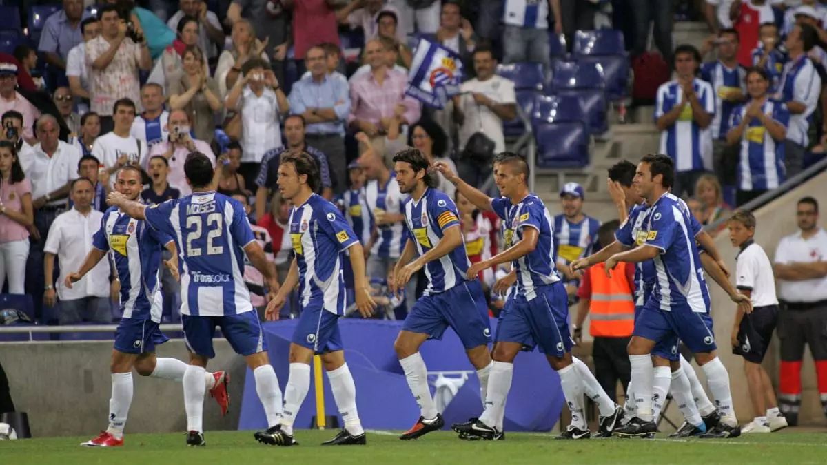Imagen del partido inaugural en Cornellà entre el Espanyol y el Liverpool, con Dani Jarque (centro) como capitán blanquiazul