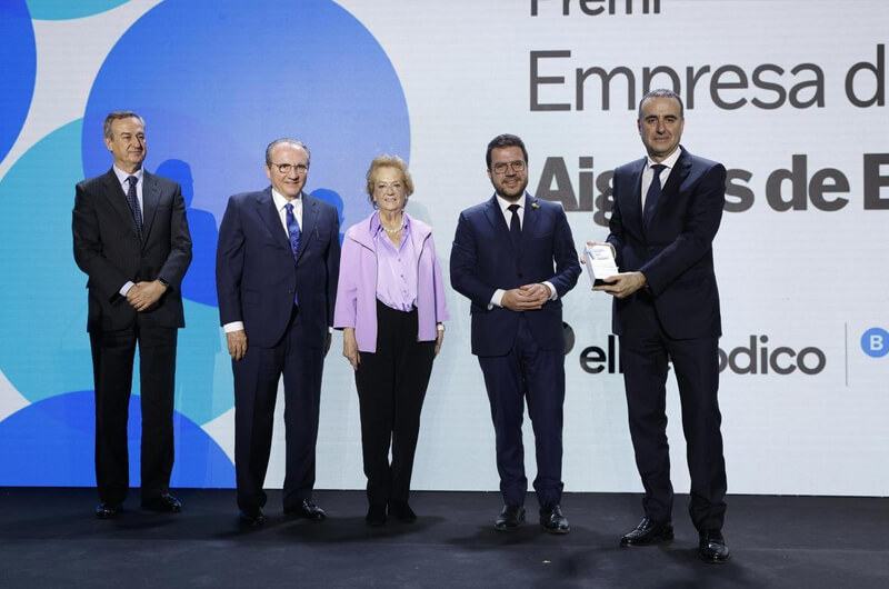 Aigües de Barcelona es la ganadora del Premi Empresa de l’Any. Recoge el premio Ciril Rozman, vicepresidente de Aigües de Barcelona. Entregan el premio Pere Aragonès, presidente de la Generalitat; Javier Moll, presidente de Prensa Ibérica; Arantza Sarasola, vicepresidenta de Prensa Ibérica, y César González-Bueno, CEO del Banc Sabadell.