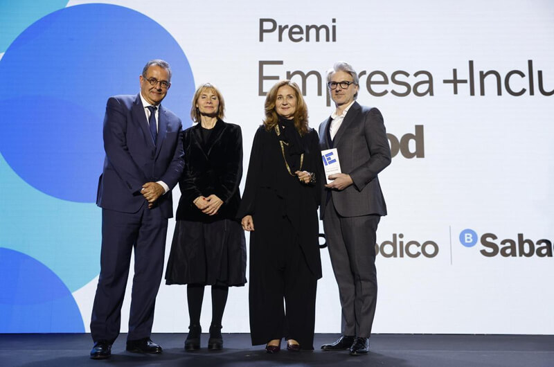 El galardón a Empresa +Inclusiva ha sido para DO GOOD. Elena Foguet, directora de negocio de Value Retail Spain, y Alberto Bartoli, director senior de márketing de DO GOOD, recogen el premio de manos de Albert Sáez, director de EL PERIÓDICO, y Lluïsa Moret, presidenta de la Diputació de Barcelona.