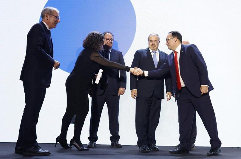 Gemma Martínez, directora adjunta de El Periódico, saluda a Juan Manuel Lecue, de Soler&Palau, ganador del premio Empresa + Internacional acompañada por José Alberto Carbonell , Director General del Port de Barcelona.