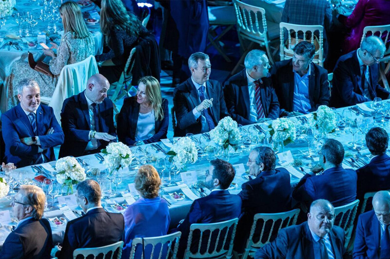 Un aspecto de la cena celebrada en la Llotja de Mar, con Jaume Collboni, Carlos Prieto, Natàlia Mas, César Gonzalez Bueno, Pere Navarro y Antoni Cañete.