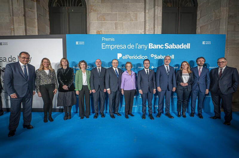 Albert Sáez, director de EL PERIÓDICO; Maria Eugènia Gay, segunda teniente de alcalde del Ayuntamiento de Barcelona; Lluïsa Moret, presidenta de la Diputación de Barcelona; Ainhoa Moll, directora editorial y adjunta a la Presidencia de Prensa Ibérica; Carlos Prieto, delegado del Gobierno en Catalunya; Javier Moll y Arantza Sarasola, presidente y vicepresidenta de Prensa Ibérica; Pere Aragonès, presidente de la Generalitat; Jaume Collboni, alcalde de Barcelona; Natàlia Mas Guix, consellera de Economia i Hisenda; Aitor Moll, consejero delegado de Prensa Ibérica, y Jordi Valls Riera, teniente de alcaldía de Economía, Hacienda, Promoción, Economía y Turismo del Ayuntamiento de Barcelona.