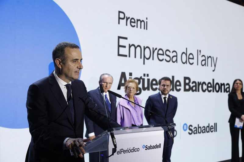 Ciril Rozman, vicepresidente de Aigües de Barcelona, interviene tras recoger el Premi Empresa de l’Any para Aigües de Barcelona. Tras él, Javier Moll, Arantza Sarasola y Pere Aragonès, que le entregaron el galardón.