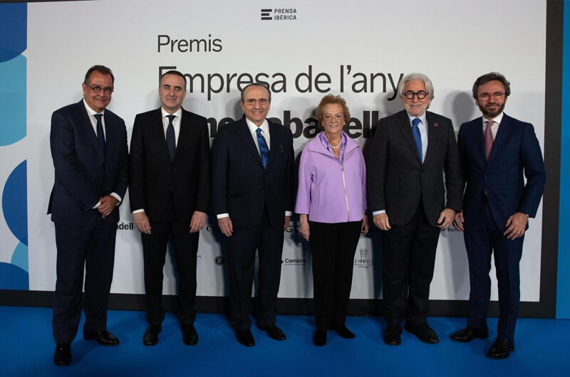 De izquierda a derecha, Albert Sáez, director de EL PERIÓDICO; Ciril Rozman, vicepresidente de Aigües de Barcelona; Javier Moll, presidente de Prensa Ibérica; Arantza Sarasola, vicepresidenta de Prensa Ibérica; Josep Sánchez Llibre, presidente de Foment del Treball, y Aitor Moll, consejero delegado de Prensa Ibérica.