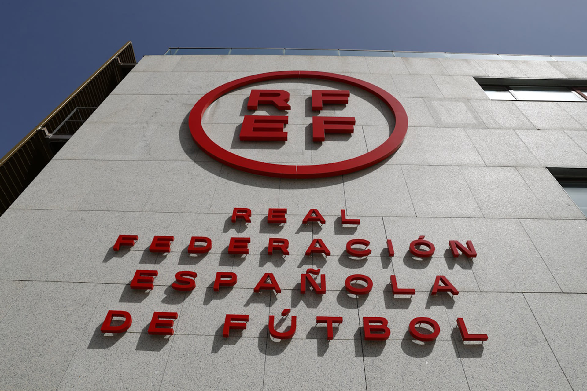 Las mil llamadas a la RFEF por el mercado de fichajes y los 1,3 millones de licencias que validarán con las Territoriales